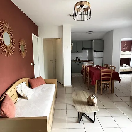 Dom wakacyjny For 6 To 8 People, 3 Bedroom , With Pool
